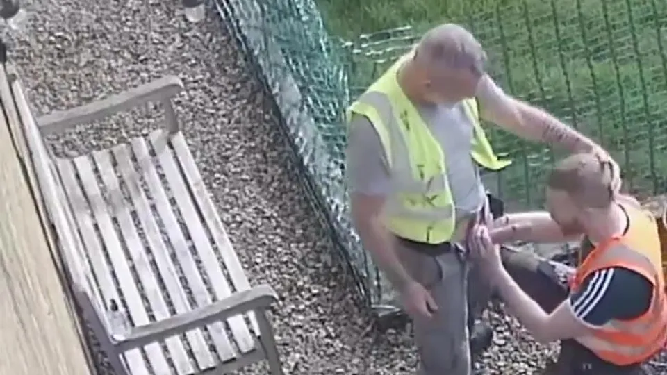 Public Worker - ThisVid.com