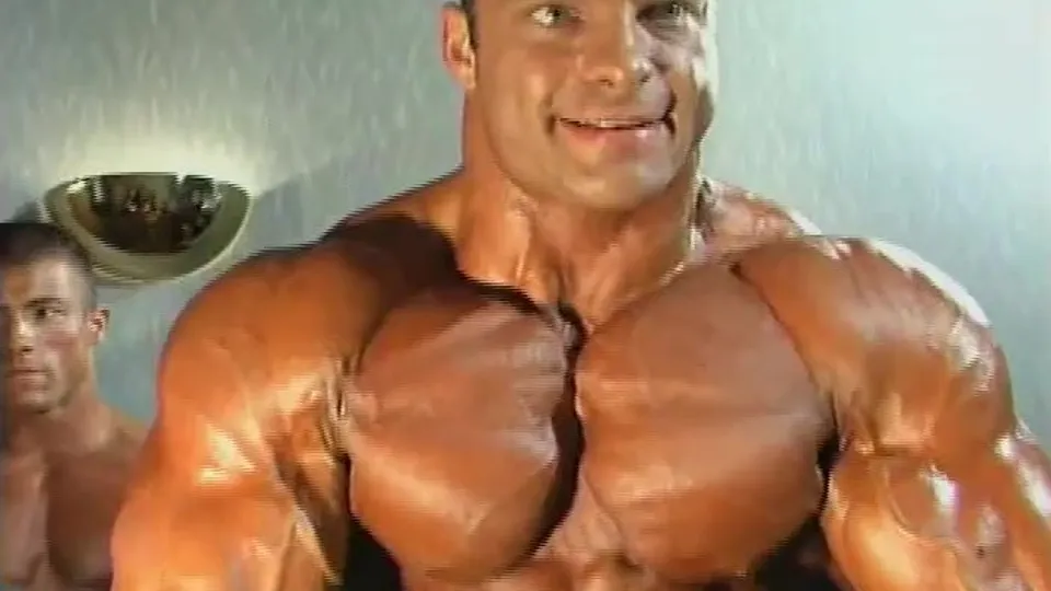 Pumped up Bodybuilder - ThisVid.com