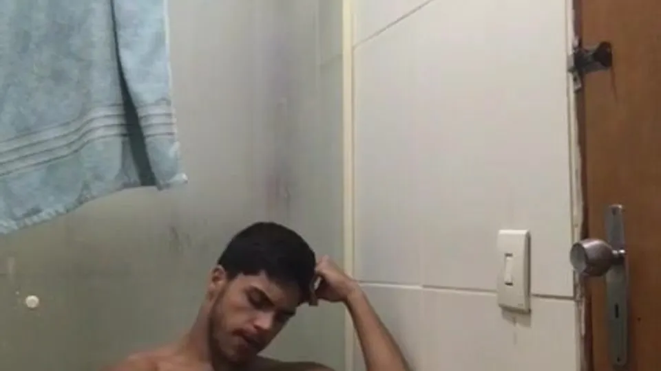 Punheta no banheiro - video 3 - ThisVid.com