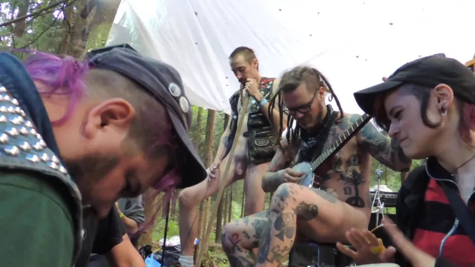 Punk group rock naked on stage - ThisVid.com En español