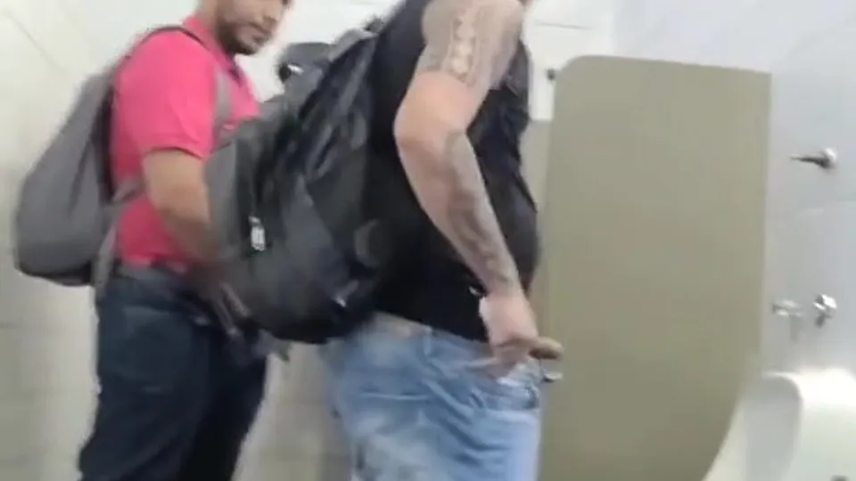 Putaria gostosa no banheirão - ThisVid.com