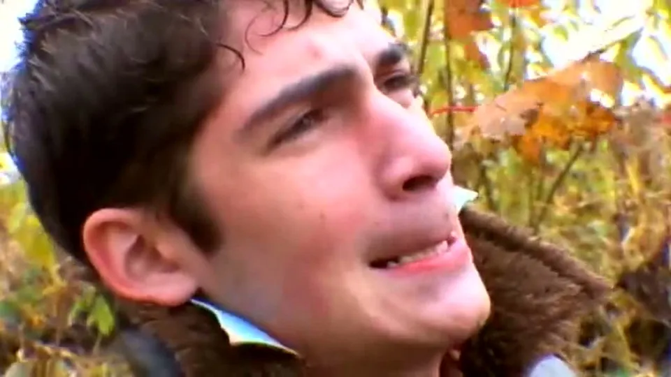 دَافِس يُسْتَمْتِج بِحَادَثِهِ