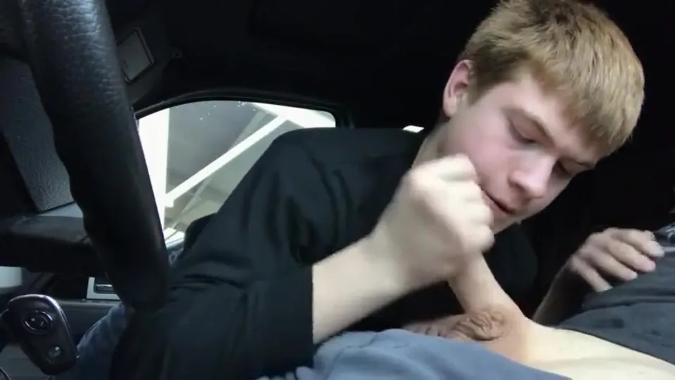 Quick Blowjob in the car - ThisVid.com