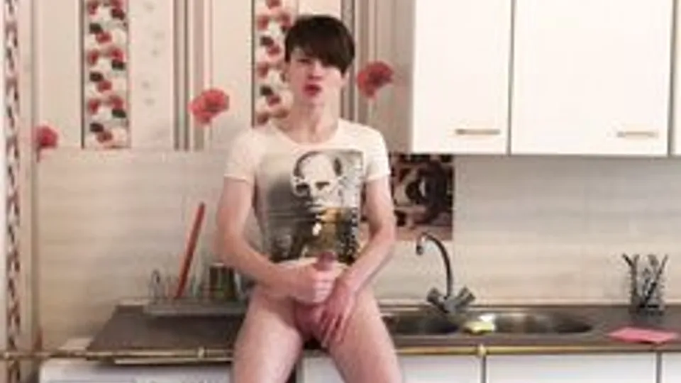 Quick jerking and cum on kitchen