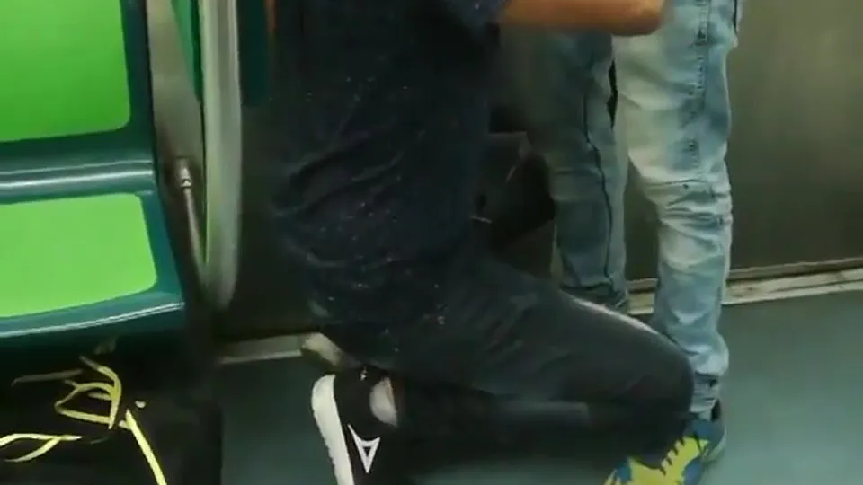 Quick suck in the subway - ThisVid.com