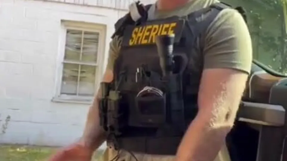 Racist white cop jerking off - ThisVid.com