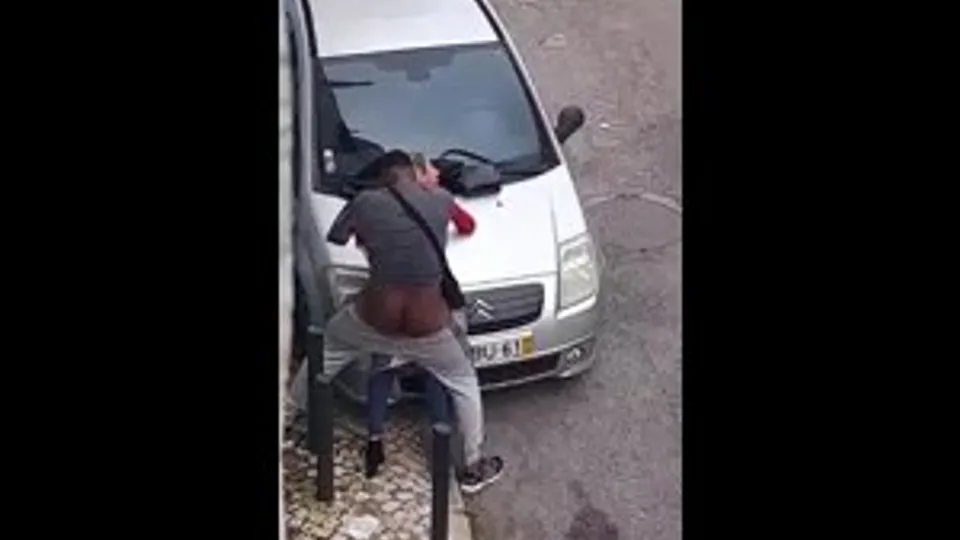 Ragazza montata in strada da un nero