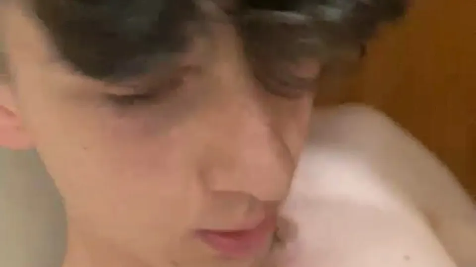 Ragazzo italiano mostra cazzo - video 2 - ThisVid.com