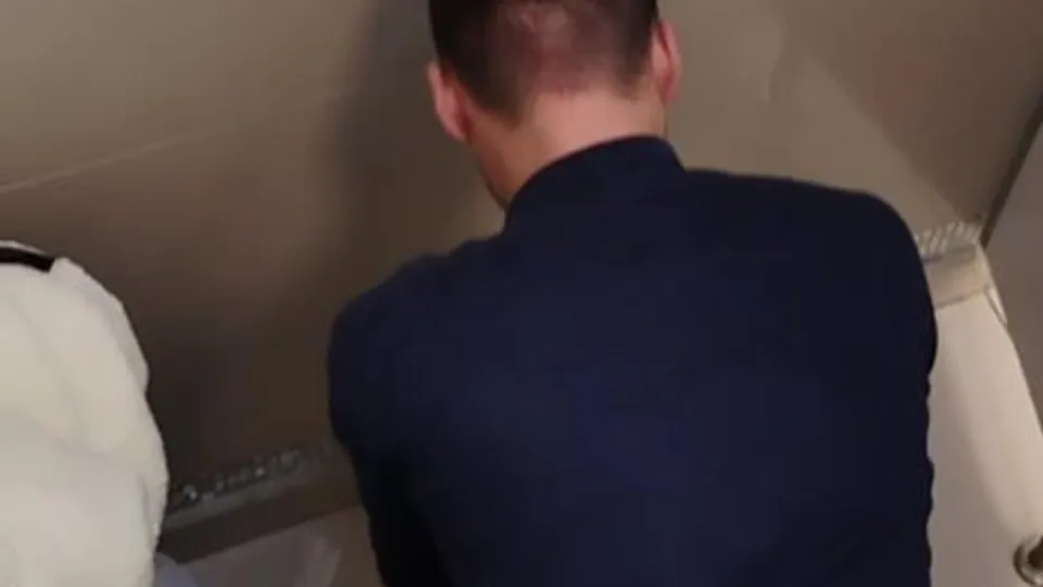 Raw dick through gloryhole - ThisVid.com