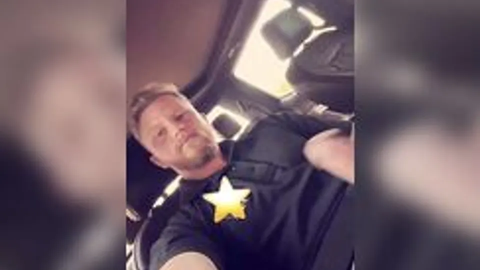 Real bisexual sheriff jerks off in police car