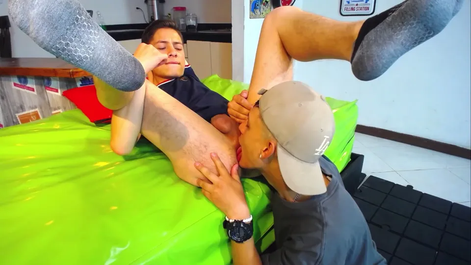 Receiving a rimjob from his friend - ThisVid.com