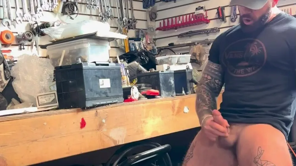 Redneck daddy rubbing one out in the tool shed - ThisVid.com