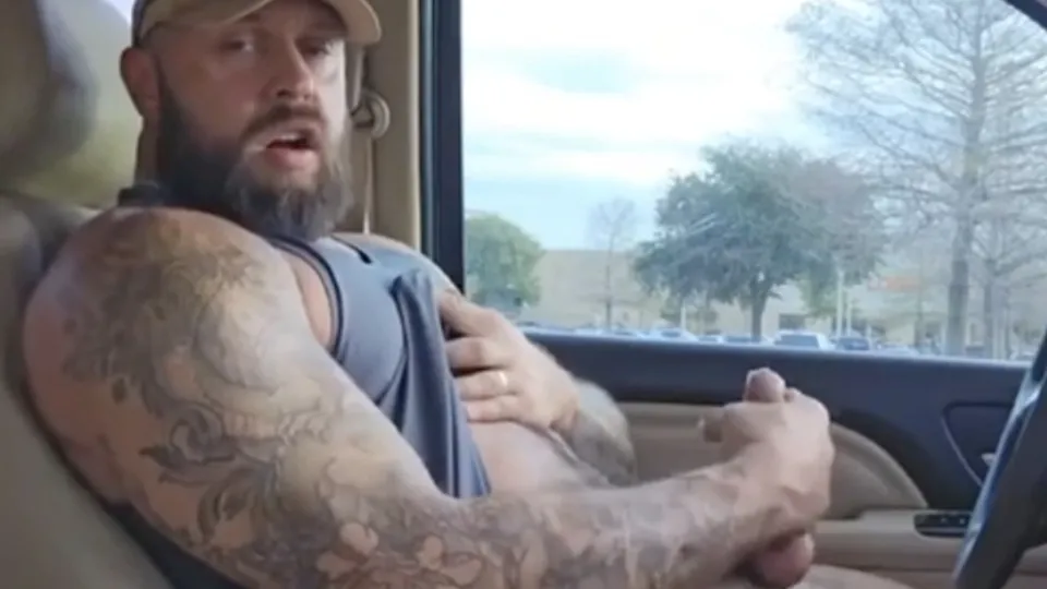 Redneck in his truck jerks & cums in the parking lot - ThisVid.com