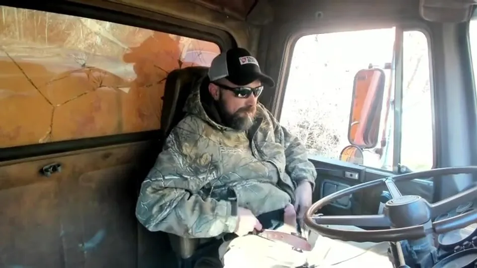 Redneck jerks off in the work truck & cums - ThisVid.com
