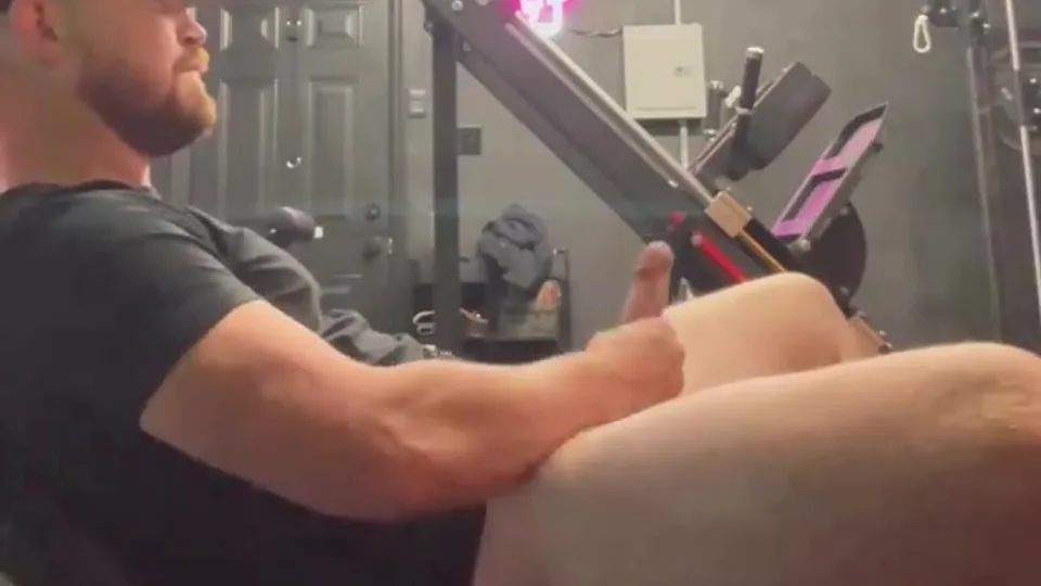 Redneck jock tasting his precum on the workout bench - ThisVid.com