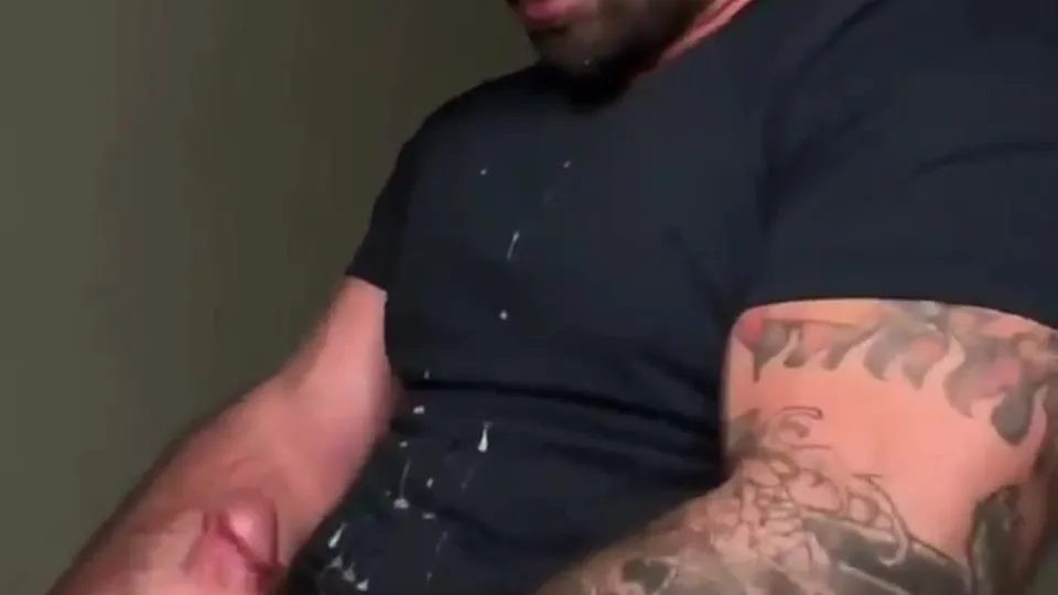 Redneck muscle jock jerking his dick & cumming - ThisVid.com