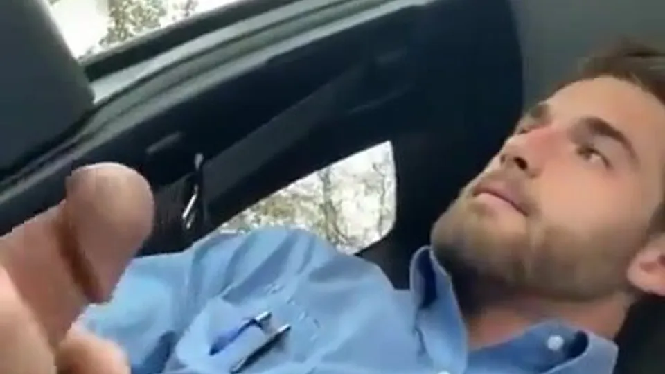 Redneck on break jerking & cumming in his car - ThisVid.com 中文