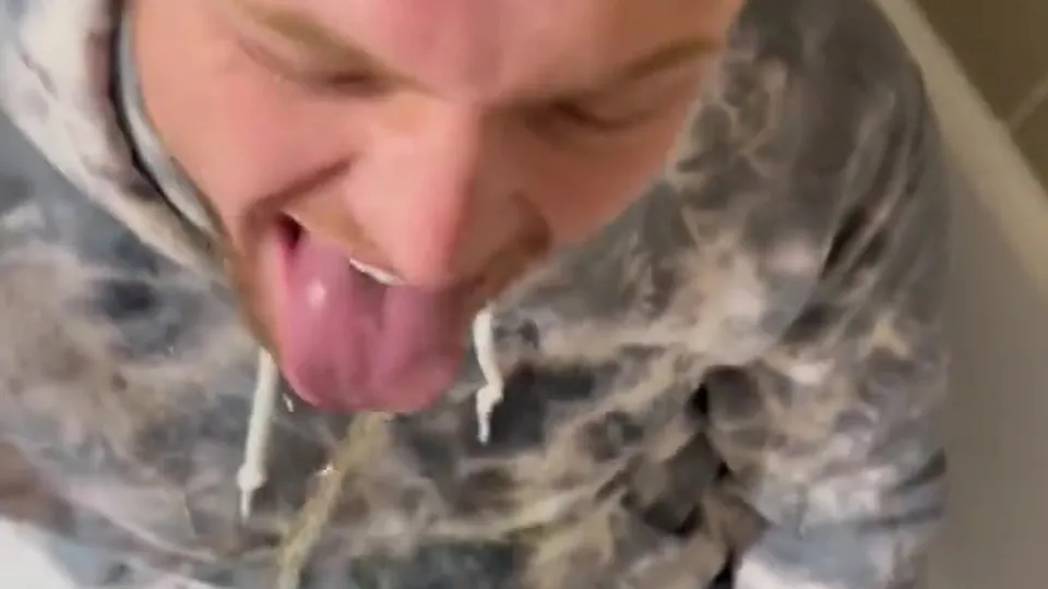 Redneck piss pig soaked in the tub - ThisVid.com