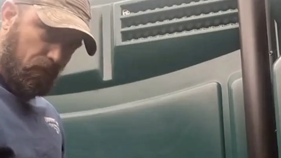 Redneck tradie in porta potty jerking it & cumming - ThisVid.com