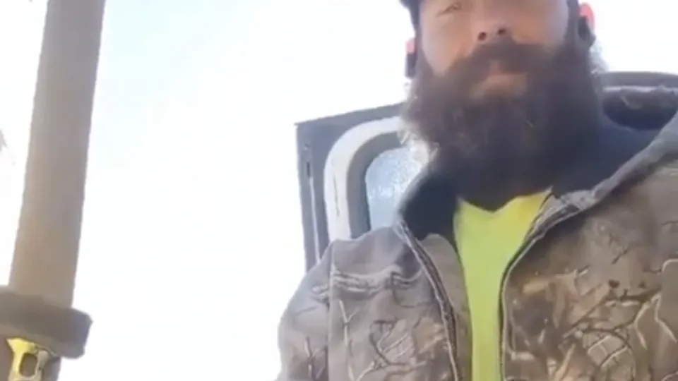Redneck tradie taking a piss w/a semi at the worksite - ThisVid.com
