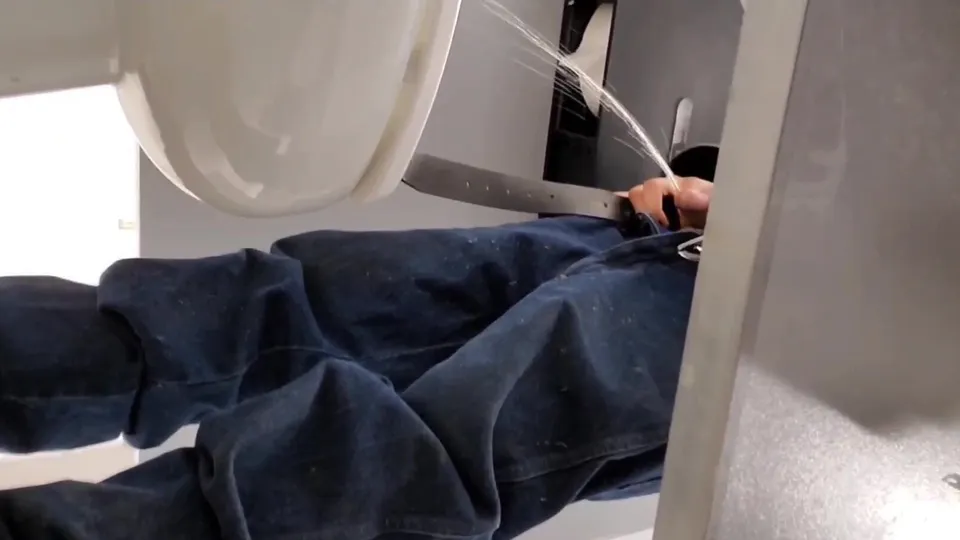 Ricardo pissing - ThisVid.com