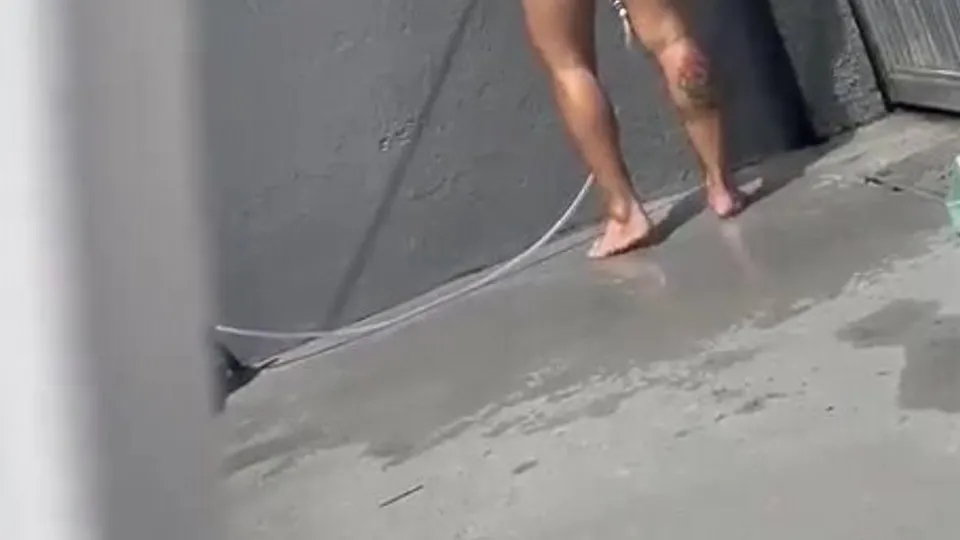 Rico latino duchandose fuera de su casa - ThisVid.com