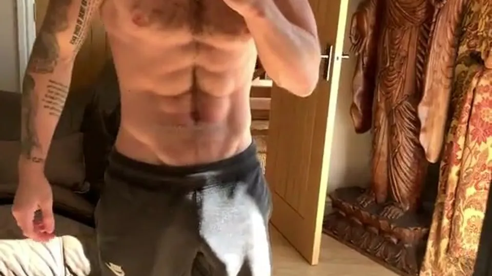 RiPPED STUD SHOWiNG OFF - ThisVid.com