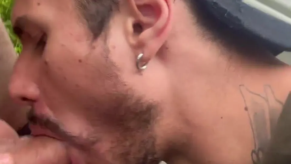 Risky blowjob in public - ThisVid.com
