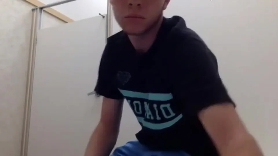 Risky department store changing room jerk-off - ThisVid.com