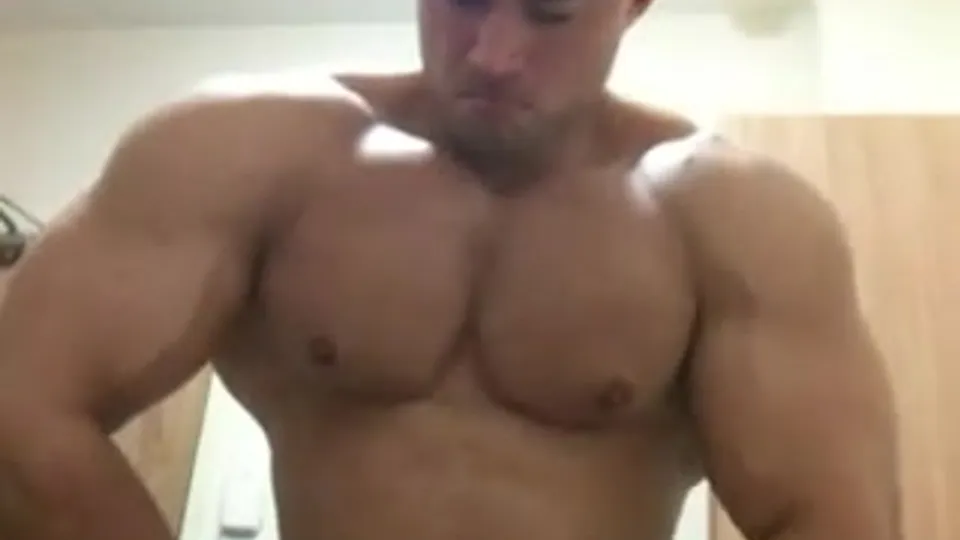 Roid Bitch - ThisVid.com