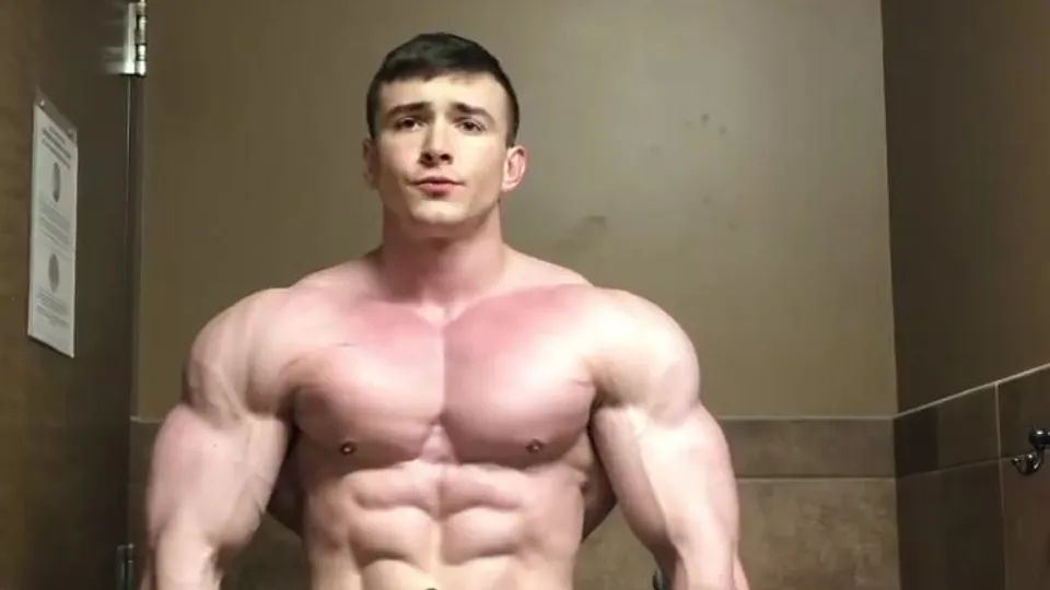 Roided 21 yo bodybuilder - ThisVid.com