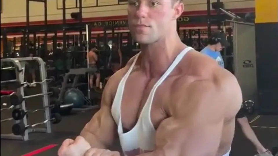Roided flex - ThisVid.com