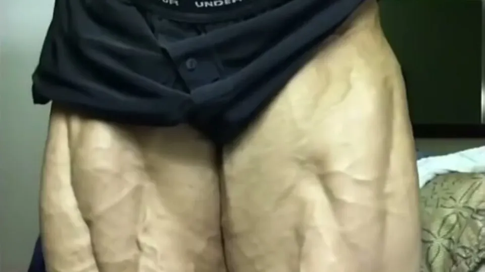 RoidPig Flexes - ThisVid.com