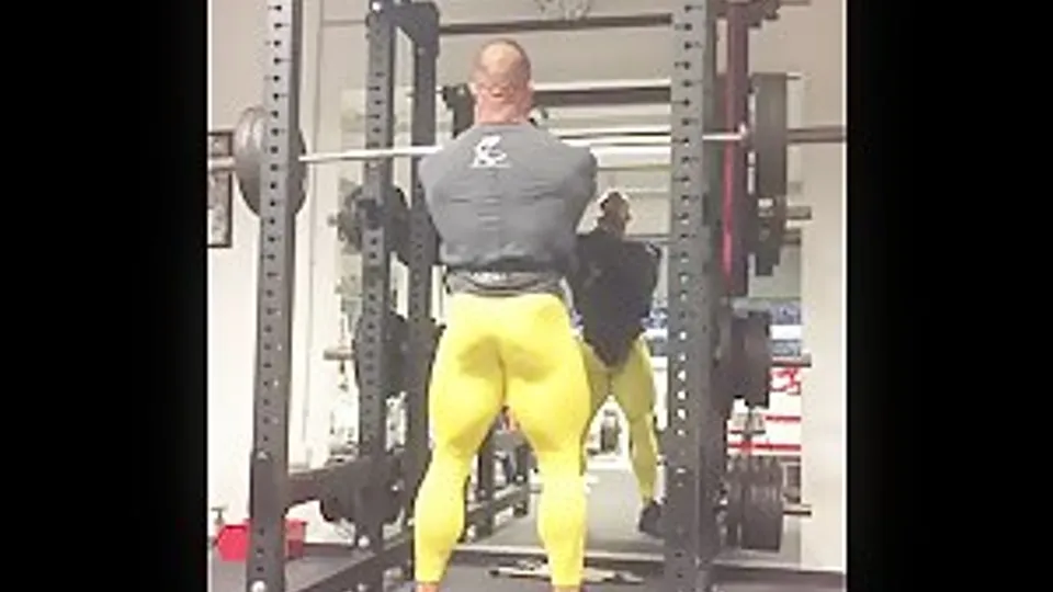 Roman Fritz en survêtement jaune