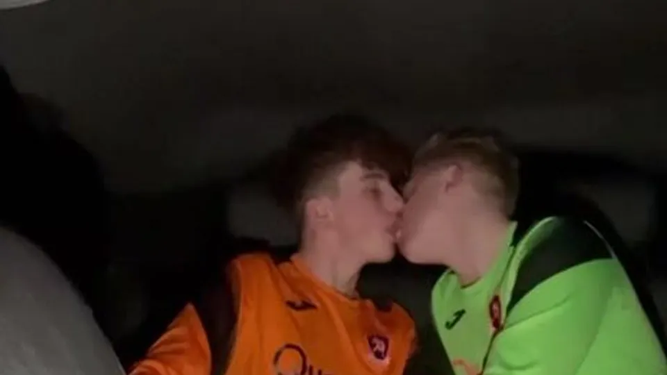 Riley et Romeo se font une partie de football cochonne