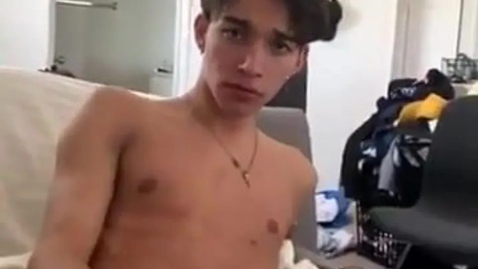 Roommates Jerking Together!!! - ThisVid.com
