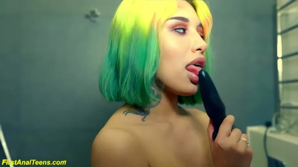 Roxy Lips Her First Anal Shower 