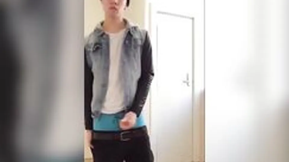 Rubax Video - Cute Guy Sagging & Shooting On The Mirror