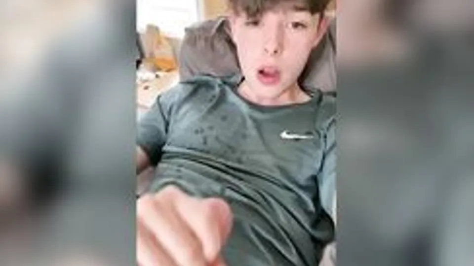 Rubax Video - he sprays his t-shirt