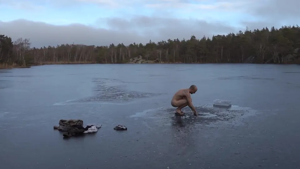 RUSSIAN MEN IN COLD WATER 2 - ThisVid.com