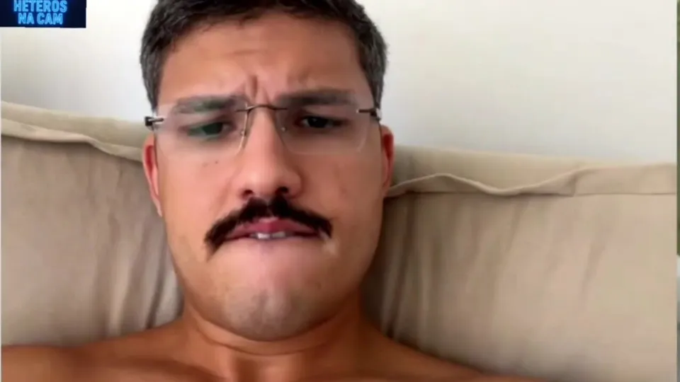 Safado de bigodinho faz caras e bocas e goza - ThisVid.com