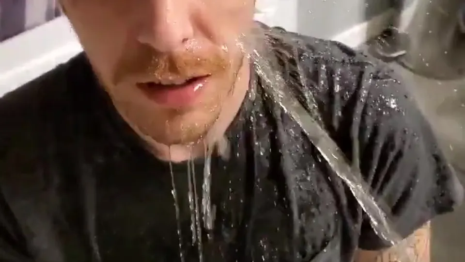 Scruffy dude in piss pig heaven - ThisVid.com