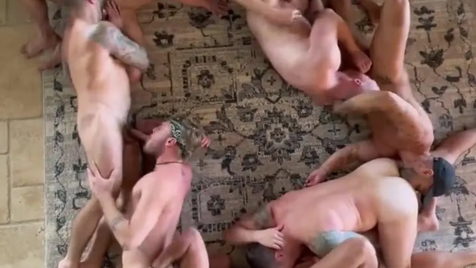 Scruffy guys sucking each other off in a circle - ThisVid.com