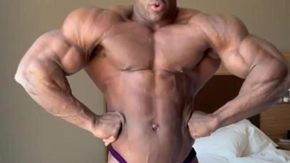 SCULPTED BLACK MUSCLE - ThisVid.com