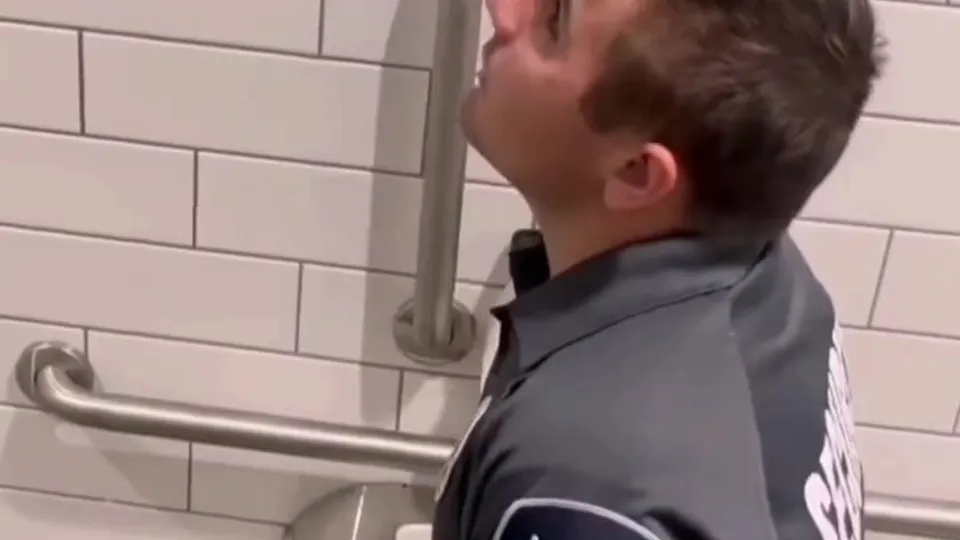 Security guard jerks during pause - ThisVid.com