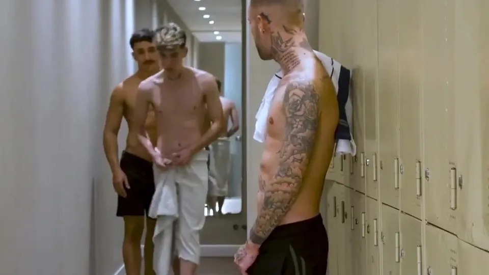 Seducing the bottom in the locker room