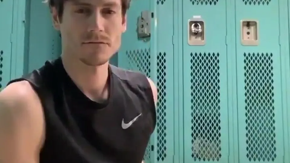 Self fisting in the locker room - ThisVid.com