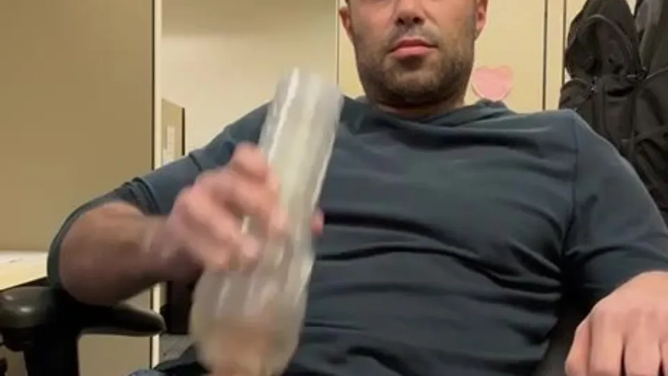 Masturbation en solo au bureau