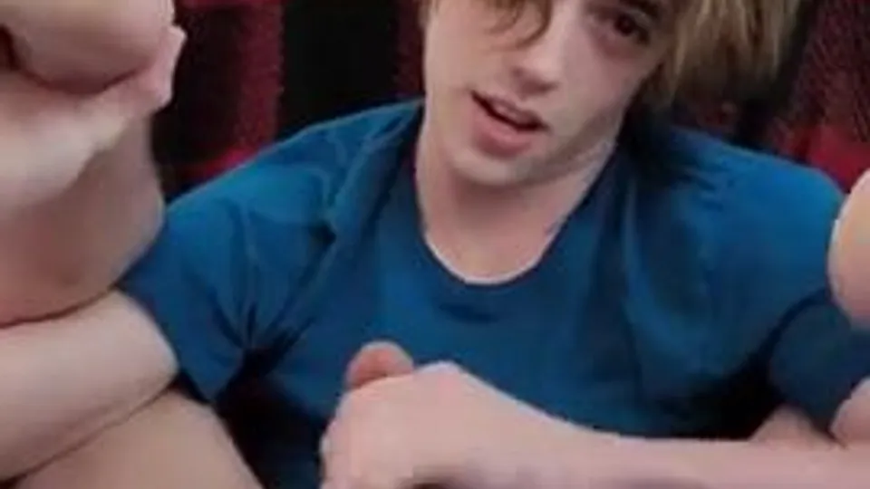 Il Twink si masturba fino all'orgasmo