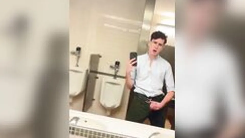 Jeune Garçon Se Masturbe Dans Les Toilettes Publiques